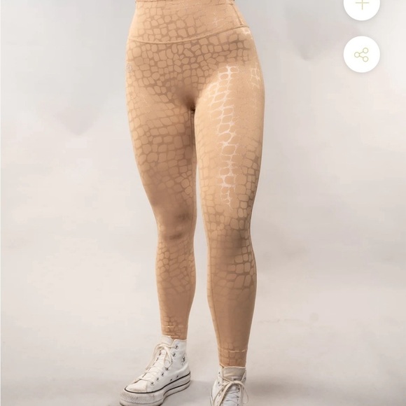 Til You Collapse Moxie Criss Cross Leggings - Cashmere Large Leopard Embossed - Picture 2 of 12